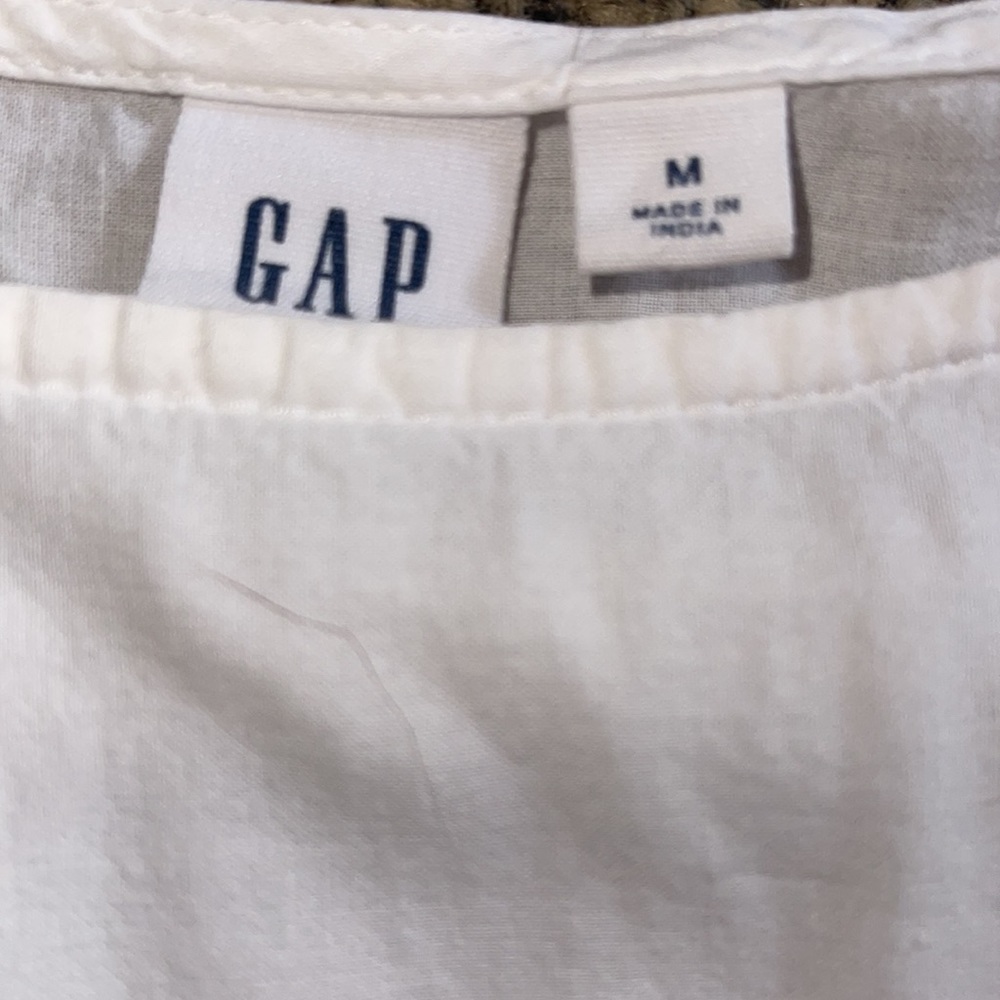 GAP- Eyelet Scalloped Top - Picture 5 of 5